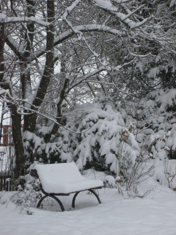 Gartenbank im Schnee